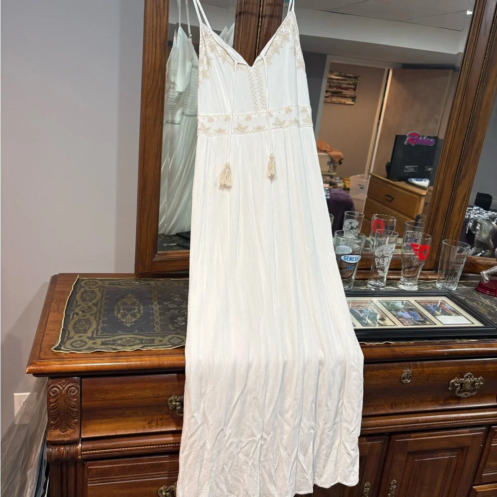 Maxi dress cream color with pretty embroidery lined. Size large - Picture 1 of 6